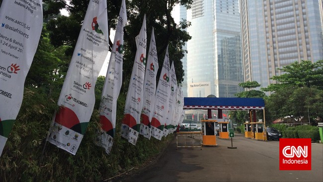 Seluruh pintu masuk maupun keluar di Jakarta Convention Center, Gelora Bung Karno, ditutup untuk umum, kecuali bagi petugas yang menjaga kegiatan KAA.