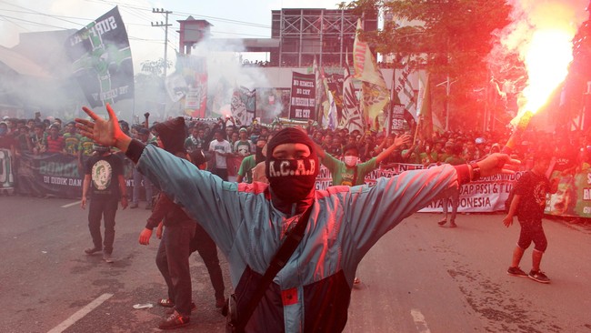 Asosiasi Pesepakbola Profesional Indonesia mendesak Menteri Pemuda dan Olahraga melaksankan kompetisi sepakbola Indonesia yang telah dibekukan oleh PSSI.