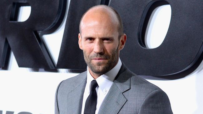 Dua video musik yang dibintangi Jason Statham semasa muda dan separuh bugil beredar di YouTube, kemarin (17/4), seiring Flashback Friday.
