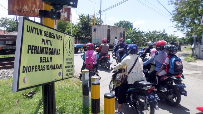 Masyarakat Transportasi Indonesia mengusulkan perlintasan kereta dipasangi videotron yang menunjukkan kejadian dan bahaya melanggar aturan.