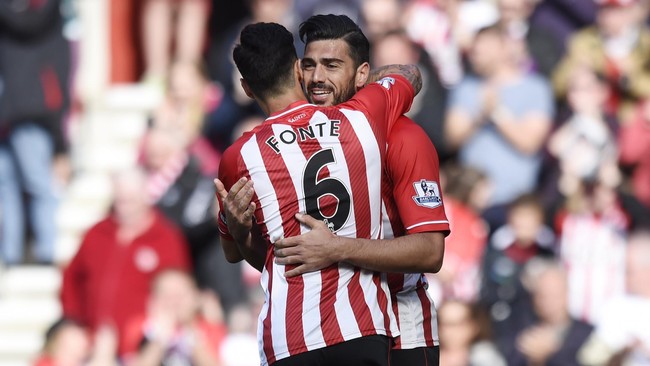 Southampton gagal menggeser Liverpool di klasemen sementara Liga Primer Inggris lantaran harus menerima kekalahan 1-2 dari Stoke City, Sabtu (16/4) malam.