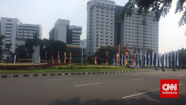 Selama pelaksanaan KAA, kepolisian telah memberikan pengumuman pemberlakuan penutupan dan pengalihan lalu lintas di sejumlah jalan protokol.