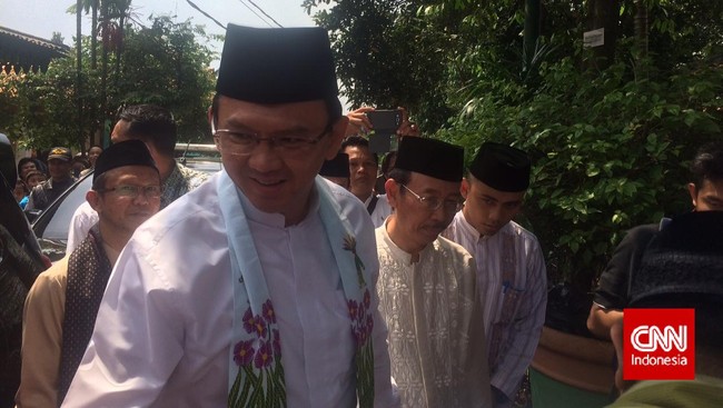 "Kita ini munafik. Curi uang rakyat dikatakan tidak dosa, main cewek diam-diam tak dosa, tapi kalau prostitusi di lokalisasi (dikatakan) dosa besar," ujar Ahok.
