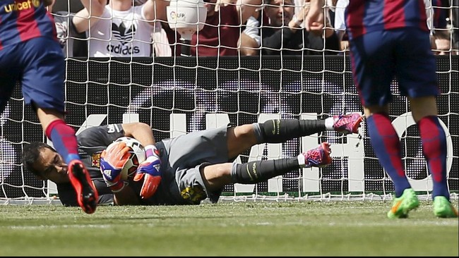 Pahlawan Barcelona dalam kemenangan 2-0 melawan Valencia tak hanya dipegang Luis Suarez dan Lionel Messi, tapi juga kiper Claudio Bravo yang menghalau penalti.
