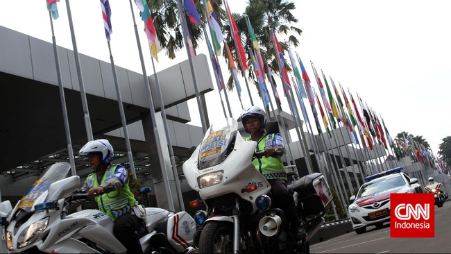 Penutupan jalan dan pengalihan arus hanya dilakukan petugas saat jalan dilintasi oleh peserta KTT Asia-Afrika berstatus VVIP.