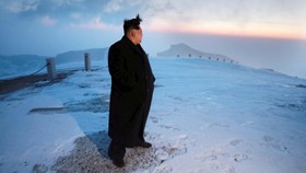 Kim Jong-Un Mendaki Gunung Bersalju