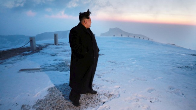 Dalam foto-foto yang tersiar, Kim terlihat tersenyum lebar sambil menatap matahari yang terbit di Gunung Paektu yang memiliki tinggi 9.022 kaki.