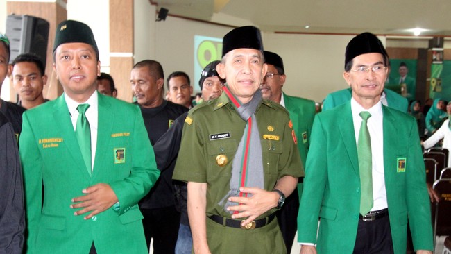 Rencana PPP kubu Djan Faridz menitipkan kader ke Gerindra dianggap bukan cara main politik yang cantik, bahkan kubu Romi berharap Djan membentuk ormas saja.