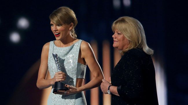Taylor Swift mendapat Milestone Award dalam Country Music Awards 2015. Sang pelantun Shake It Off hadir didampingi ayah dan ibundanya.