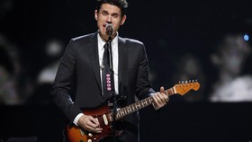 Andy Cohen Pastikan Tak Kencani John Mayer
