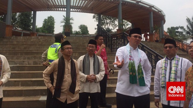 Menurut Ahok di Swedia hukum mengatur bahwa pria yang membeli jasa prostitusi dihukum. Identitas pelanggan perlu dibuka agar jadi pelajaran.