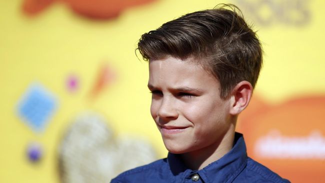 Tampil dalam peragaan busana London Fashion Week Men's, Romeo Beckham membuat  gaya rambut khas yang mirip dengan ayahnya.