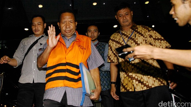 Mantan Gubernur Barnabas Suebu dan Kadis Pertambangan dan Energi Jannes Johan Karubaba masing-masing dituntut 7,5 tahun dan 7 tahun penjara.