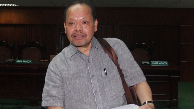 Pada 30 Oktober 2011, seorang pejabat produsen minyak datangi PT Duta Motor. Ia melihat-lihat berbagai jenis mobil, jatuhkan pilihan pada tipe paling bergengsi.