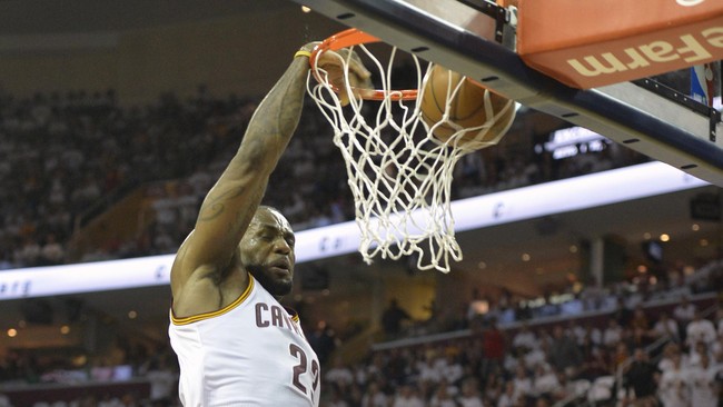 Golden State Warriors perlu fokus membendung small-forward Cleveland Cavaliers, LeBron James, dalam Game 1 final NBA di Oracle Arena besok.