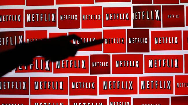 Netflix tidak seperti Amazon yang membolehkan film-filmnya dirilis di bioskop lebih dahulu dibanding platform online mereka.