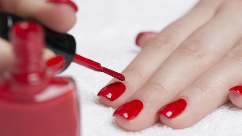 Menarik Perhatian Pria dengan "Red Nail Theory", Apa Bisa?