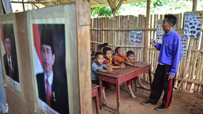 Menambah kata saja tidak cukup untuk menyelesaikan masalah dalam berbahasa Indonesia. Ada masalah pembinaan yang tak kalah rumit.