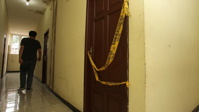 Rekonstruksi diperagakan oleh pelaku pembunuhan yakni MRS dan dilakukan di dua lokasi, tempat kos Tata Chubby dan Stasiun Cawang.