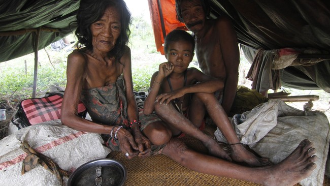 Suku-suku di pedalaman Pulau Sumatra kalang-kabut karena tempat tinggal mereka dikepung api. Mereka berbondong-bondong mengungsi keluar hutan.