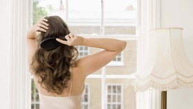 Apa Saran 'Jadul' Mama untuk Atasi Kerontokan Rambut?