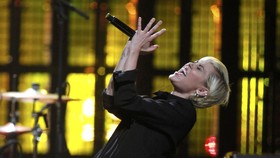 Nyamannya Miley Cyrus dalam 'She Is Coming'