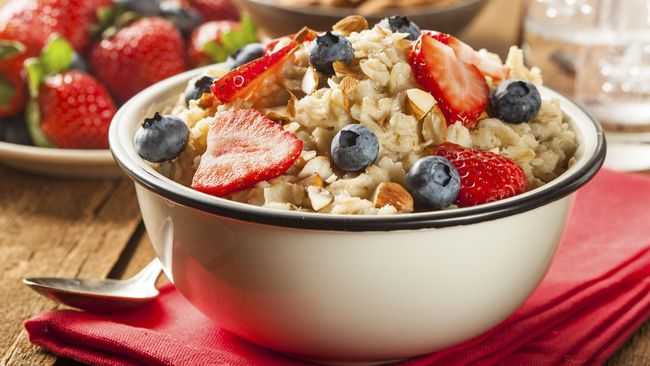 Sarapan oatmeal punya banyak manfaat bagi kesehatan, mulai dari memperlancar pencernaan hingga mengurangi risiko diabetes dan serangan jantung.