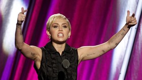 Miley Cyrus Galang Dana Demi Bantu Anak Imigran di AS