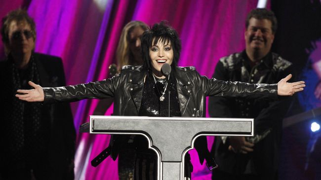 Rumor menyebutkan ia hanya "menonton" saat sang manajer band, Kim Fowley, memerkosa rekannya Jackie Fuchs, secara brutal.