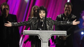 Joan Jett Elak Tuduhan Abaikan Kekerasan Seksual
