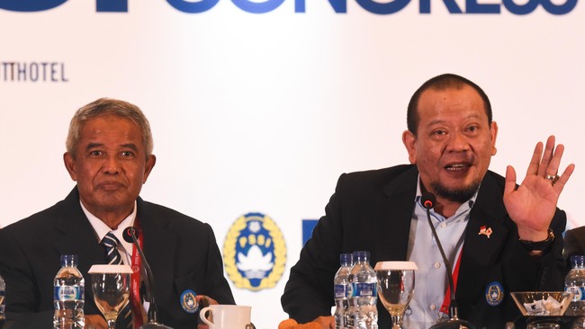 Menteri Pemuda dan Olahraga menyatakan bahwa kepengurusan PSSI di bawah La Nyalla Mattalitti tidak legal karena terpilih setelah SK sanksi dikeluarkan.