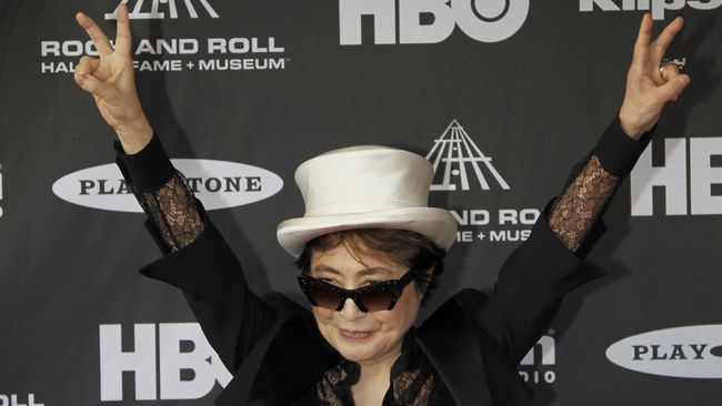Aksi lambang perdamaian tersebut dilakukan Yoko Ono sebagai kado untuk John Lennon yang berulang tahun ke-75 pada minggu ini.