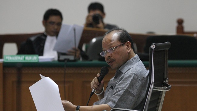 Jaksa penuntut KPK juga menuntut agar hak memilih dan dipilih Sutan dalam pemilihan umum dicabut selama tiga tahun.