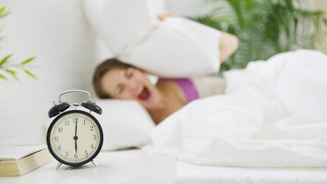 Masih susah bangun pagi walaupun alarm sudah berdering berkali-kali? Kamu boleh coba cara ini.