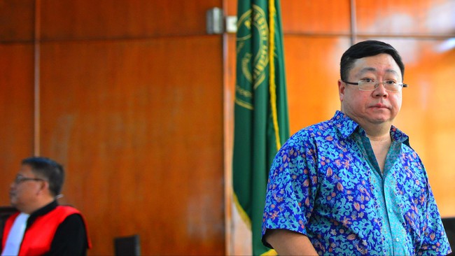 KPK mencegah mantan Direktur Utama Bank Century Robert Tantular berpergian keluar negeri untuk enam bulan ke depan.