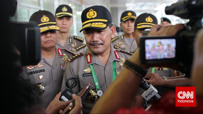 Perwira polisi yang terima suap Rp 5 miliar dari bandar narkoba di Bandung itu berpangkat Ajun Komisaris. Dia bertugas di Direktorat Narkotika Bareskrim Polri.