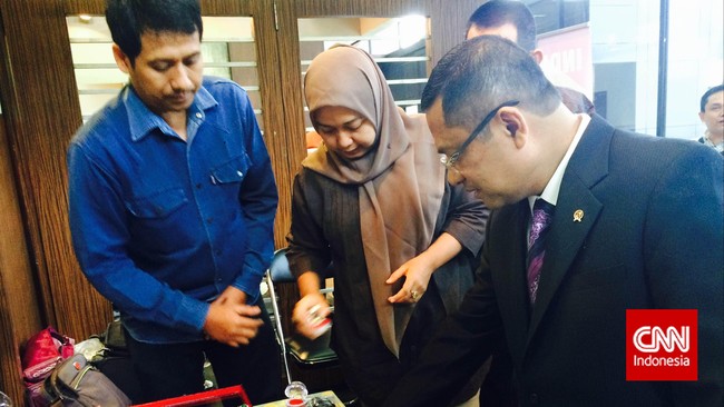 Menperin Saleh Husin berpendapat lonjakan harga batu akik akibat permintaan yang tinggi di masyarakat sudah berada pada tingkat yang tidak rasional.