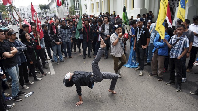 Bagi mahasiswa, Presiden Jokowi tak berbeda dengan Prabowo Subianto maupun politikus lainnya dalam hal kebijakan yang tidak pro rakyat.