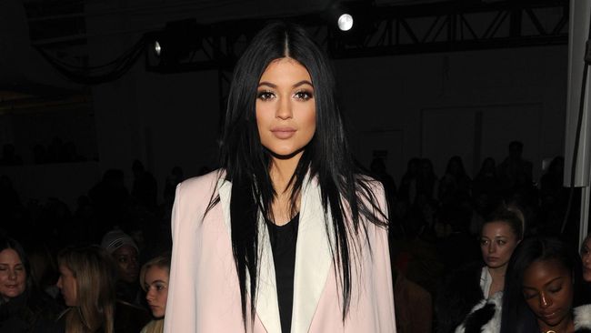 Adik dari Kendall Jenner ini juga mengatakan kalau hubungannya dengan Bieber sudah seperti saudara kandung.