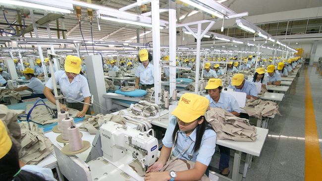Industri tekstil kerap dituduh 'sunset' yang enggan bangkit, padahal termasuk 'sunrise' yang memajukan perekonomian.