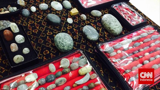 Ternyata Papua menyimpan potensi produksi batu akik yang baik. Salah satu batu akik hasil alam Papua terjual hingga Rp1,5 miliar.