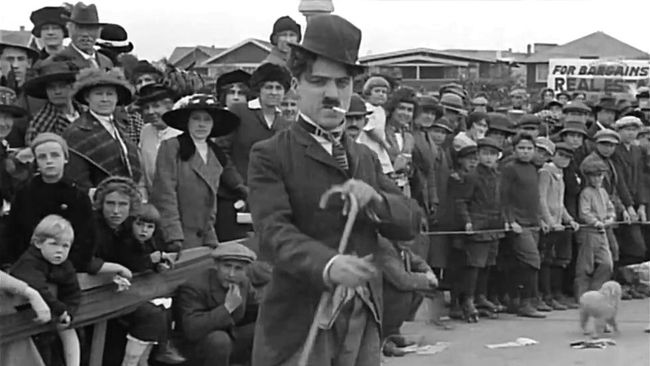 Nyaris tak ada keriaan di Hollywood. Padahal salah satu warganya yang legendaris, Charlie Chaplin, bila masih hidup, genap berusia 126 tahun.