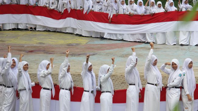 SKB 3 Menteri soal larangan pengaturan seragam keagamaan di sekolah negeri diklaim untuk melindungi ideologi negara dan kebhinnekaan.