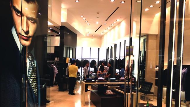 Nasabah prioritas Bank Mega dan Garuda Indonesia bisa menikmati penawaran khusus untuk membeli produk fesyen Canali dari Italia.