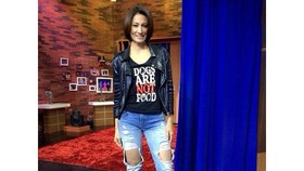 Model Cantik Davina Jadi Kartini untuk Anjing