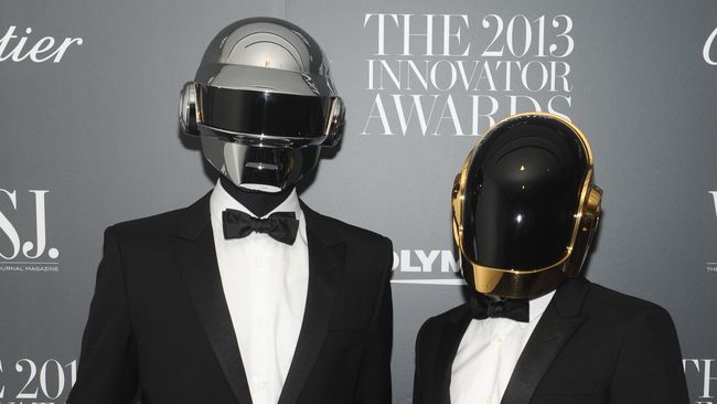 Sebuah film dokumenter bertajuk Daft Punk Unchained membuka fakta-fakta lain tentang dua elektronik asal Perancis yang selalu bertopeng robot.