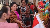 Asyiknya Iriana dan Para Istri Delegasi KAA Membatik Saat para suami sibuk mengikuti Konferensi Asia-Afrika, istri mereka asyik membatik dan memanjakan mata dengan melihat koleksi kain di Museum Tekstil, Jakarta.