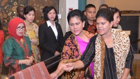 Suami Konferensi, Iriana Pimpin Para Ibu Negara Membatik