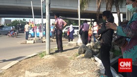 Lika-liku Wati Cari '1001' Cara ke Kantor Saat KAA