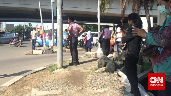 Konferensi Tingkat Tinggi Asia-Afrika penting bagi RI, tapi membuat banyak pekerja memutar otak mencari cara sampai ke kantor karena sejumlah jalan ditutup.